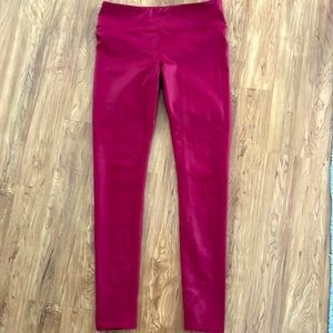 Alo liquid leggings in Berry